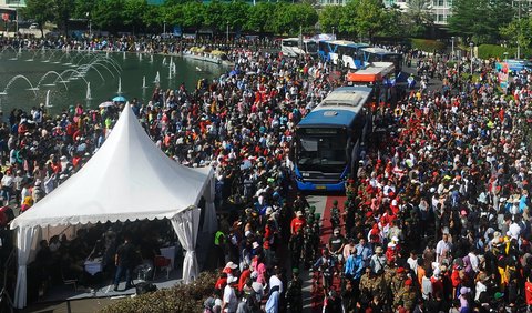 FOTO: Antusiasme Warga Padati Panggung Pesta Rakyat Prabowo-Gibran di Bundaran HI