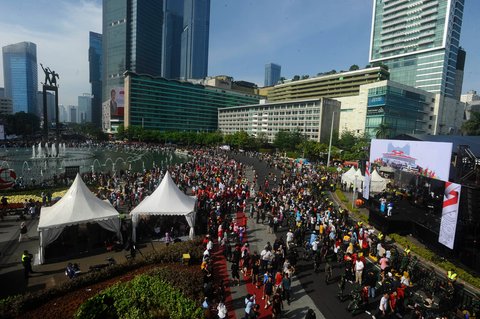 FOTO: Antusiasme Warga Padati Panggung Pesta Rakyat Prabowo-Gibran di Bundaran HI