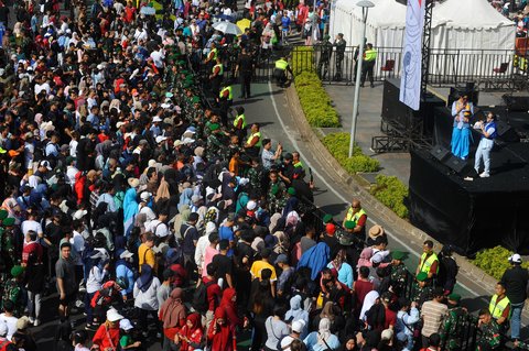 FOTO: Antusiasme Warga Padati Panggung Pesta Rakyat Prabowo-Gibran di Bundaran HI