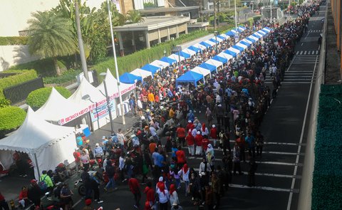 FOTO: Antusiasme Warga Padati Panggung Pesta Rakyat Prabowo-Gibran di Bundaran HI