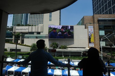 FOTO: Momen Warga Saksikan Prabowo Ucapkan Sumpah dan Janji sebagai Presiden Lewat Videotron