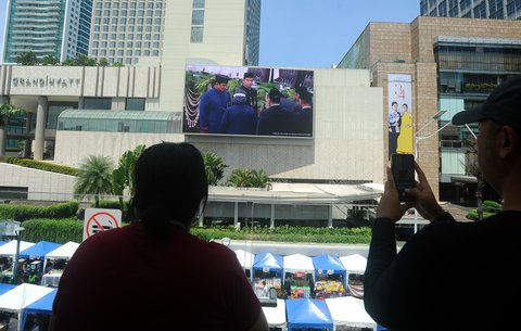 FOTO: Momen Warga Saksikan Prabowo Ucapkan Sumpah dan Janji sebagai Presiden Lewat Videotron