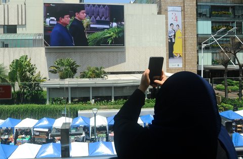 FOTO: Momen Warga Saksikan Prabowo Ucapkan Sumpah dan Janji sebagai Presiden Lewat Videotron