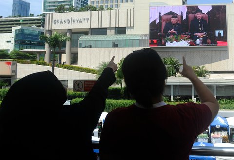 FOTO: Momen Warga Saksikan Prabowo Ucapkan Sumpah dan Janji sebagai Presiden Lewat Videotron