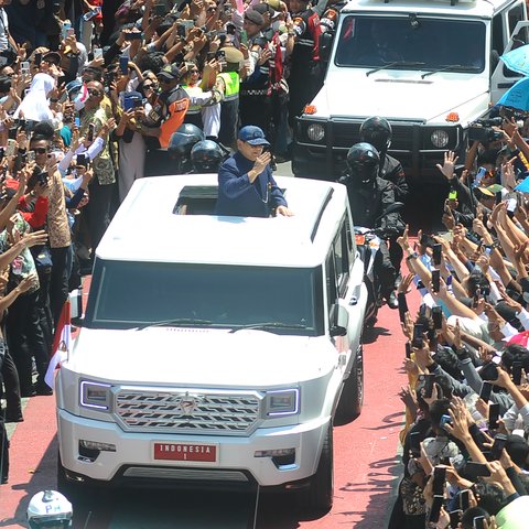 Gagahnya Presiden Prabowo Subianto dari Sunroof Mobil Sapa Warga, Lambaikan Tangan hingga Bersalaman