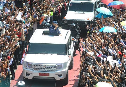 FOTO: Dari Atas Garuda Putih, Presiden Prabowo Panas-panasan Sapa Warga yang Padati Jalanan Menuju Istana Merdeka