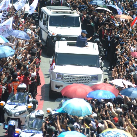 Gagahnya Presiden Prabowo Subianto dari Sunroof Mobil Sapa Warga, Lambaikan Tangan hingga Bersalaman