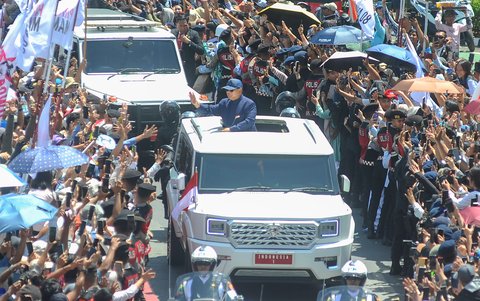 FOTO: Dari Atas Garuda Putih, Presiden Prabowo Panas-panasan Sapa Warga yang Padati Jalanan Menuju Istana Merdeka