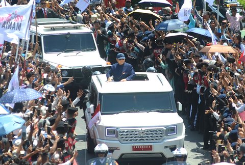 FOTO: Dari Atas Garuda Putih, Presiden Prabowo Panas-panasan Sapa Warga yang Padati Jalanan Menuju Istana Merdeka