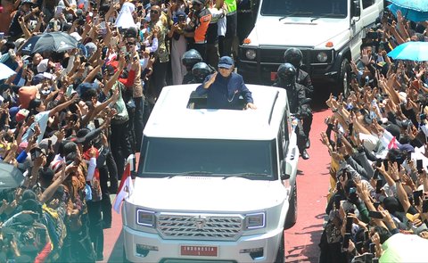 FOTO: Dari Atas Garuda Putih, Presiden Prabowo Panas-panasan Sapa Warga yang Padati Jalanan Menuju Istana Merdeka