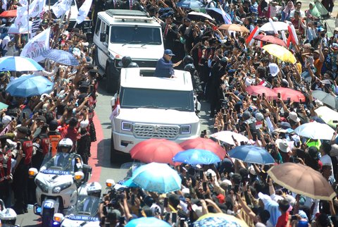 FOTO: Dari Atas Garuda Putih, Presiden Prabowo Panas-panasan Sapa Warga yang Padati Jalanan Menuju Istana Merdeka