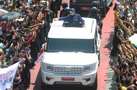 FOTO: Dari Atas Garuda Putih, Presiden Prabowo Panas-panasan Sapa Warga yang Padati Jalanan Menuju Istana Merdeka