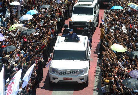 FOTO: Dari Atas Garuda Putih, Presiden Prabowo Panas-panasan Sapa Warga yang Padati Jalanan Menuju Istana Merdeka