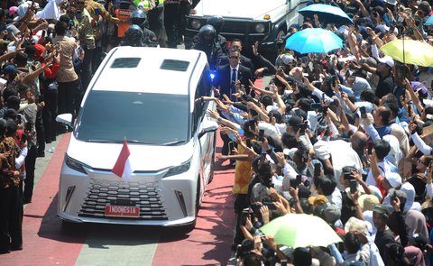 FOTO: Dari Atas Garuda Putih, Presiden Prabowo Panas-panasan Sapa Warga yang Padati Jalanan Menuju Istana Merdeka