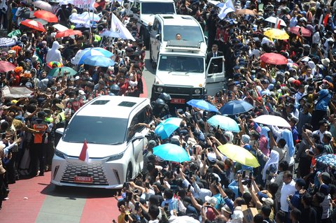 FOTO: Dari Atas Garuda Putih, Presiden Prabowo Panas-panasan Sapa Warga yang Padati Jalanan Menuju Istana Merdeka