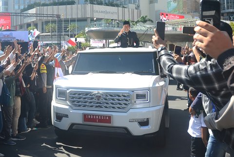 FOTO: Pulang ke Solo, Momen Terakhir Jokowi Pamitan ke Warga dari Atas Garuda Putih Prabowo