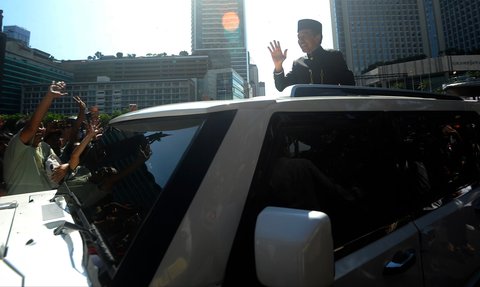 FOTO: Pulang ke Solo, Momen Terakhir Jokowi Pamitan ke Warga dari Atas Garuda Putih Prabowo