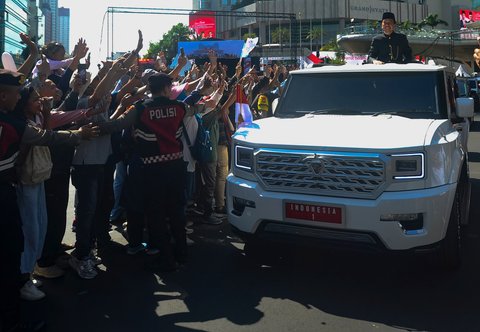 FOTO: Pulang ke Solo, Momen Terakhir Jokowi Pamitan ke Warga dari Atas Garuda Putih Prabowo