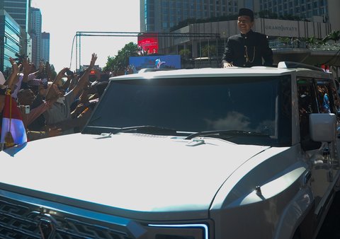 FOTO: Pulang ke Solo, Momen Terakhir Jokowi Pamitan ke Warga dari Atas Garuda Putih Prabowo