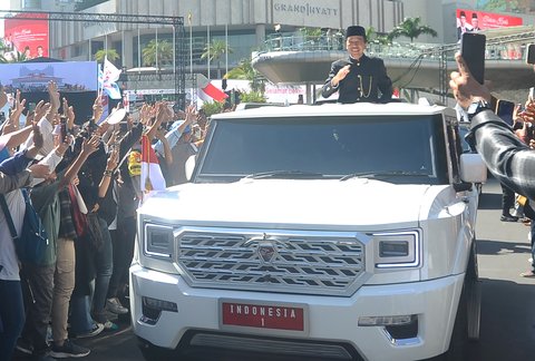 FOTO: Pulang ke Solo, Momen Terakhir Jokowi Pamitan ke Warga dari Atas Garuda Putih Prabowo