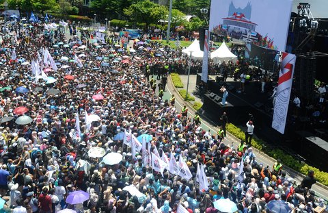 FOTO: Goyangan Ayu Ting Ting Meriahkan Pesta Rakyat Prabowo-Gibran di Bundaran HI