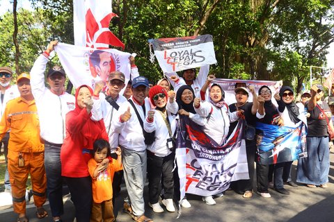 FOTO: Relawan Tumpah Ruah di kawasan Bandara Halim Perdanakusuma Antar Jokowi Pulang ke Solo