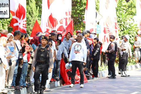 FOTO: Relawan Tumpah Ruah di kawasan Bandara Halim Perdanakusuma Antar Jokowi Pulang ke Solo