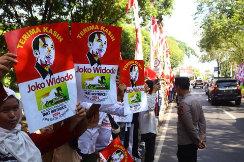 FOTO: Relawan Tumpah Ruah di kawasan Bandara Halim Perdanakusuma Antar Jokowi Pulang ke Solo