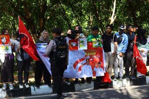 FOTO: Relawan Tumpah Ruah di kawasan Bandara Halim Perdanakusuma Antar Jokowi Pulang ke Solo