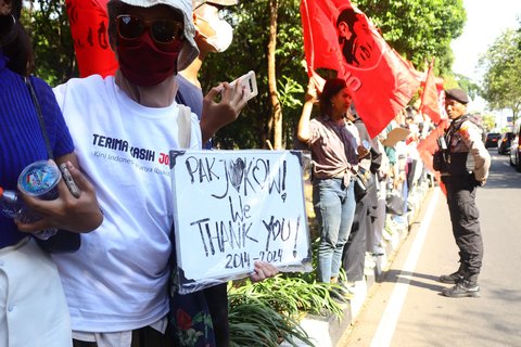 FOTO: Relawan Tumpah Ruah di kawasan Bandara Halim Perdanakusuma Antar Jokowi Pulang ke Solo