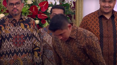 FOTO: Momen Kejutan Mayor Teddy Diumumkan Presiden Prabowo Jadi Sekretaris Kabinet, Langsung Beri Hormat!