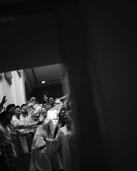 Pasangan pengantin baru ini tampak begitu berseri-seri saat merayakan hari istimewa bersama keluarga dan sahabat dekat.