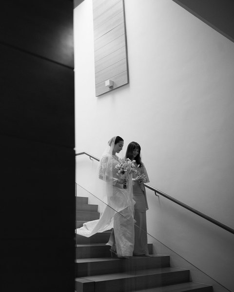 Di hari istimewanya, Pevita tampil anggun mengenakan kebaya putih dengan detail brokat yang indah. Aura pengantinnya terpancar paripurna.
