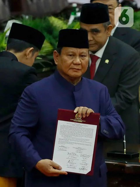 Jokowi dan Prabowo menggelar upacara pisah sambut di Istana Merdeka, Jakarta, Minggu (20/10/2024). (tangkapan layar youtube Sekretariat Presiden)