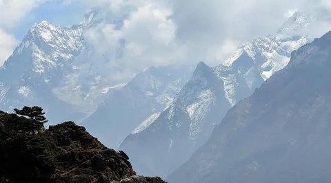 Tim pembangunan jalan membuat rute menuju sebuah kamp pada ketinggian 7.028 meter di Gunung Qomolangma atau Gunung Everest di Daerah Otonom Tibet, China, Minggu (10/5/2020). Teknologi cang