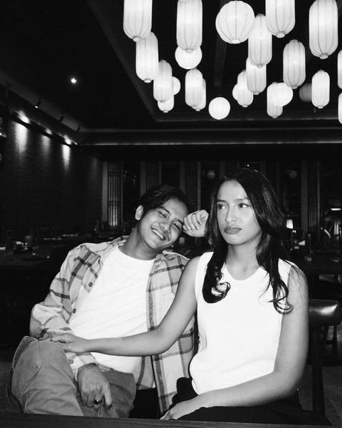 Di berbagai momen, keduanya selalu kelihatan mesra. Foto hitam-putih ini menunjukkan Kaneishia yang serius, sementara Kevin tersenyum. Pasangan yang romantis tapi tetap playful!