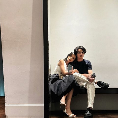 Kaneishia tak segan untuk bersandar manja di pundak Kevin. Momen sederhana tapi romantis abis, nunjukin kalau mereka beneran nyaman satu sama lain.