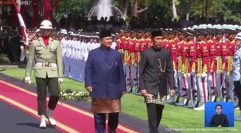 Presiden ketujuh RI Joko Widodo atau Jokowi menyapa masyarakat dari mobil yang ditumpanginya ke Bandara Halim Perdanakusuma, Jakarta, Minggu (20/10/2024). (tangkapan layar youtube Sekretariat