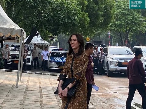 Istri pengusaha Wisnu Wardhana, Widiyanti Putri Wardhana hadir di Kertanegara saat Prabowo Subianto memanggil calon menteri di kabinet mendatang. (www.teladanprima.com)