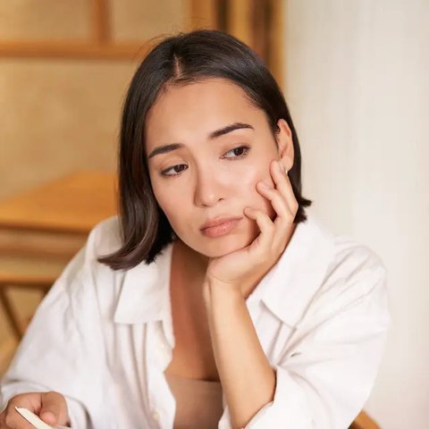 ilustrasi perempuan sedih/Photo by Ton Vn/Pexels