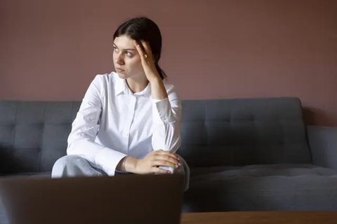 ilustrasi perempuan sedih/Photo by Ton Vn/Pexels
