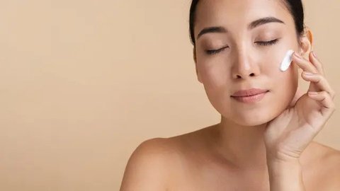 Seorang wanita yang sedang memakai skincare (pexels.com/sora shimazaki).