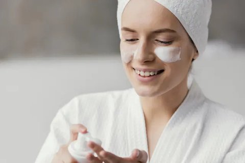 Seorang wanita yang sedang memakai skincare (pexels.com/sora shimazaki).
