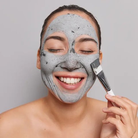Seorang wanita yang sedang memakai skincare (pexels.com/sora shimazaki).