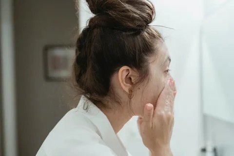 Seorang wanita yang sedang memakai skincare (pexels.com/sora shimazaki).