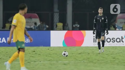 Kiper Timnas Indonesia, Maarten Paes, saat melawan Australia pada laga kedua Grup C Kualifikasi Piala Dunia 2026 Zona Asia di Stadion Utama Gelora Bung Karno (SUGBK), Jakarta Pus