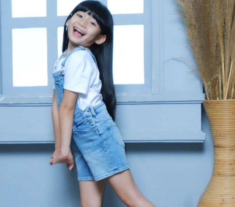 8 Gaya Menawan Azalea Iskandar, Artis Cilik yang Selalu Ceria dan Penuh Ekspresi