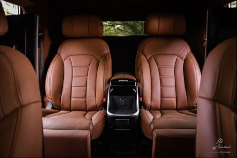 Kabin di baris kedua Pindad MV3 Garuda Limousine sudah dilengkapi dengan kursi captain seat yang memiliki berbagai fitur.