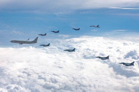 FOTO: Aksi Pesawat Tempur TNI AU Kawal Kepulangan Jokowi ke Solo, Berikan Penghormatan Khusus untuk Presiden ke-7 RI