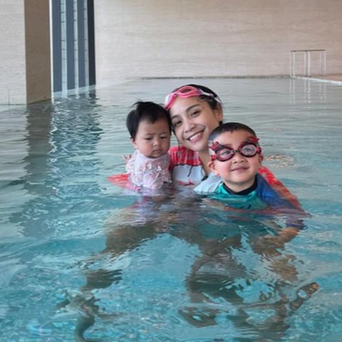 Potret Nagita Slavina Berenang Bareng Rayyanza dan Baby Lily, Netizen 'Ngantuk Berat Kayaknya Li'